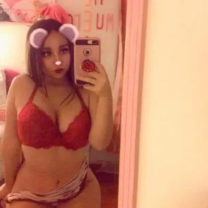 Valeria Belen khỏa thân sexy màu đỏ áo ngực