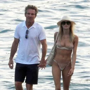 लौरा सावोई बिकनी तस्वीर