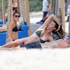 Whitney Cummings เซ็กซี่ในชุดบิกินี่