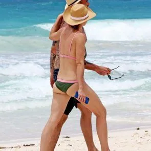 วิทนีย์ Cummings ลาในบิกินี่