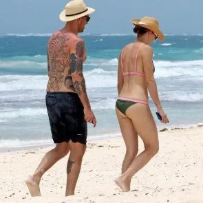 Whitney Cummings ก้นในบิกินี่