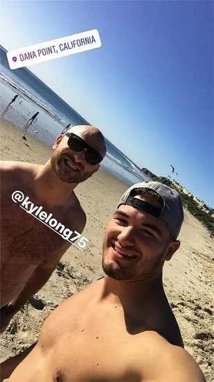 Kyle Long naken med vän