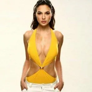 gal gadot sexy ve žluté kombinéze