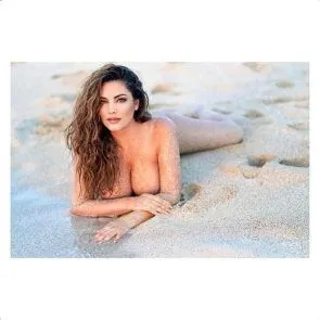 Kelly Brook liegt am Strand
