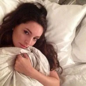 Kelly Brook sexy im Bett