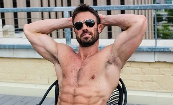 Thad Johnson nackte und beeindruckende Fotos