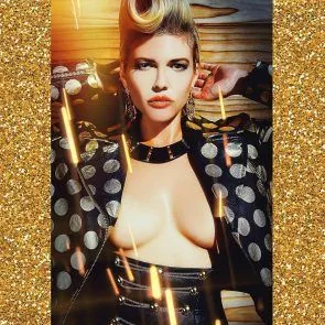 చానెల్ వెస్ట్ కోస్ట్ టాప్ లెస్