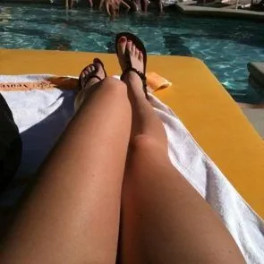 చానెల్ వెస్ట్ కోస్ట్ పొడవాటి కాళ్ళు