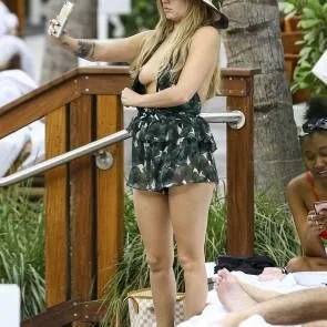 చానెల్ వెస్ట్ కోస్ట్ చనుమొన స్లిప్