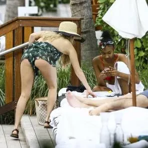 చానెల్ పశ్చిమ తీరం బికినీలో వంగి ఉంటుంది