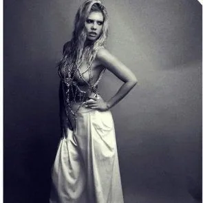 చానెల్ వెస్ట్ కోస్ట్ ద్వారా చూడండి