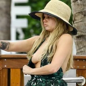 చానెల్ పశ్చిమ తీరం చనుమొన స్లిప్ను మూసివేస్తుంది