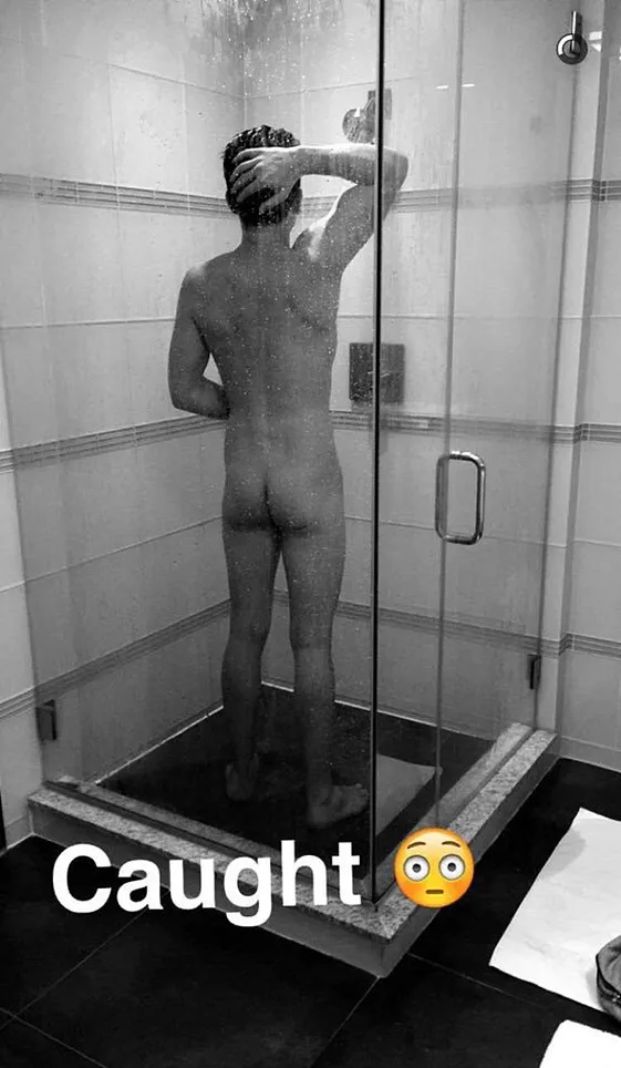 Charlie Putt filtró una foto de una selfie desnuda en el frente