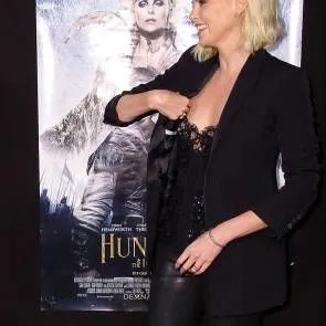 charlize theron na sinusubukang ayusin ang kanyang tuktok habang dumulas ang utong