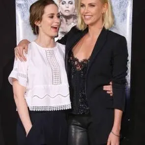 charlize theron at emily blunt sa premiere ng The Huntsmam Winter
