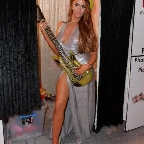 Charlotte-Dawson-guitar