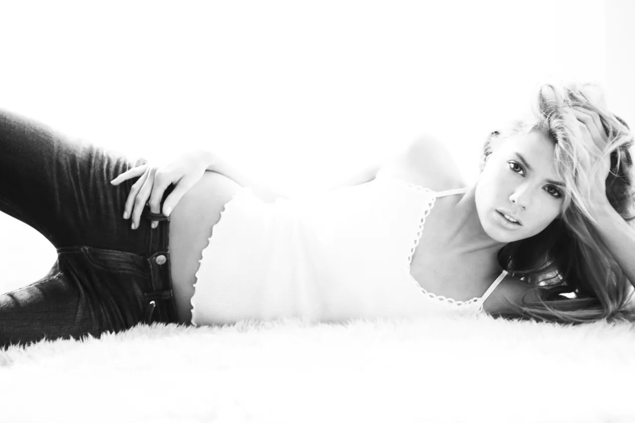 Charlotte-McKinney-Sexy-Topless-3