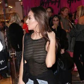 08-קלואי-גודמן-לראות-דרך-שדיים