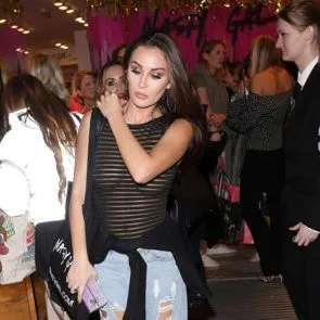 11-קלואי-גודמן-לראות-דרך-שדיים