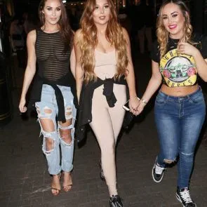 04-קלואי-גודמן-לראות-דרך-שדיים