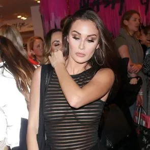 クロエ・グッドマンのほぼトップレスのウェアがシースルートップ！