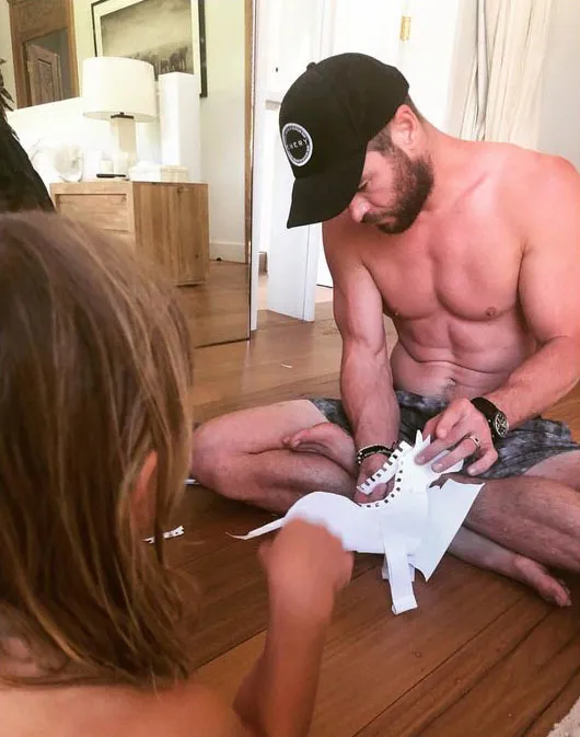 Chris Hemsworth nude