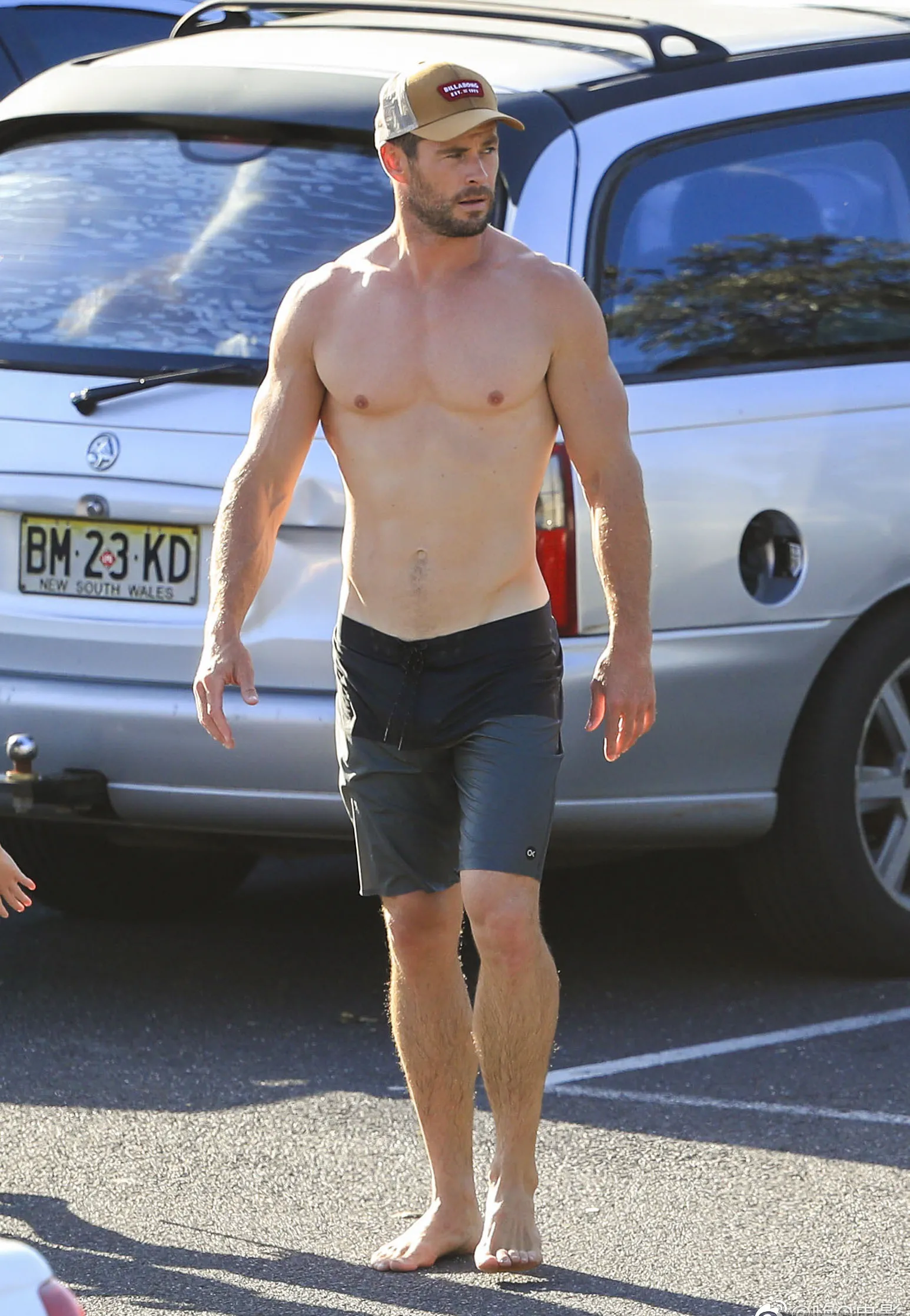 chris hemsworth naked