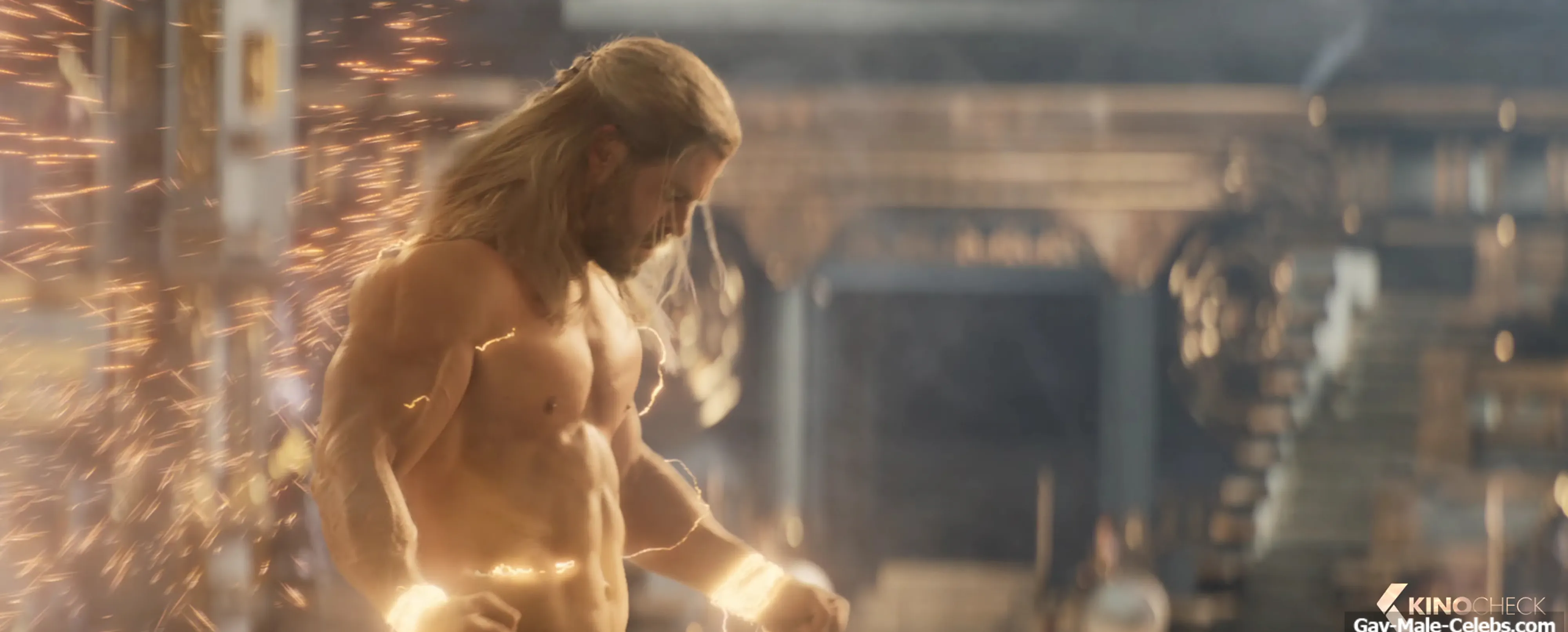 Chris Hemsworth naked