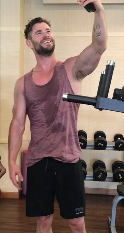 Chris Hemsworth is een sexy video -zintuiglijk shirt