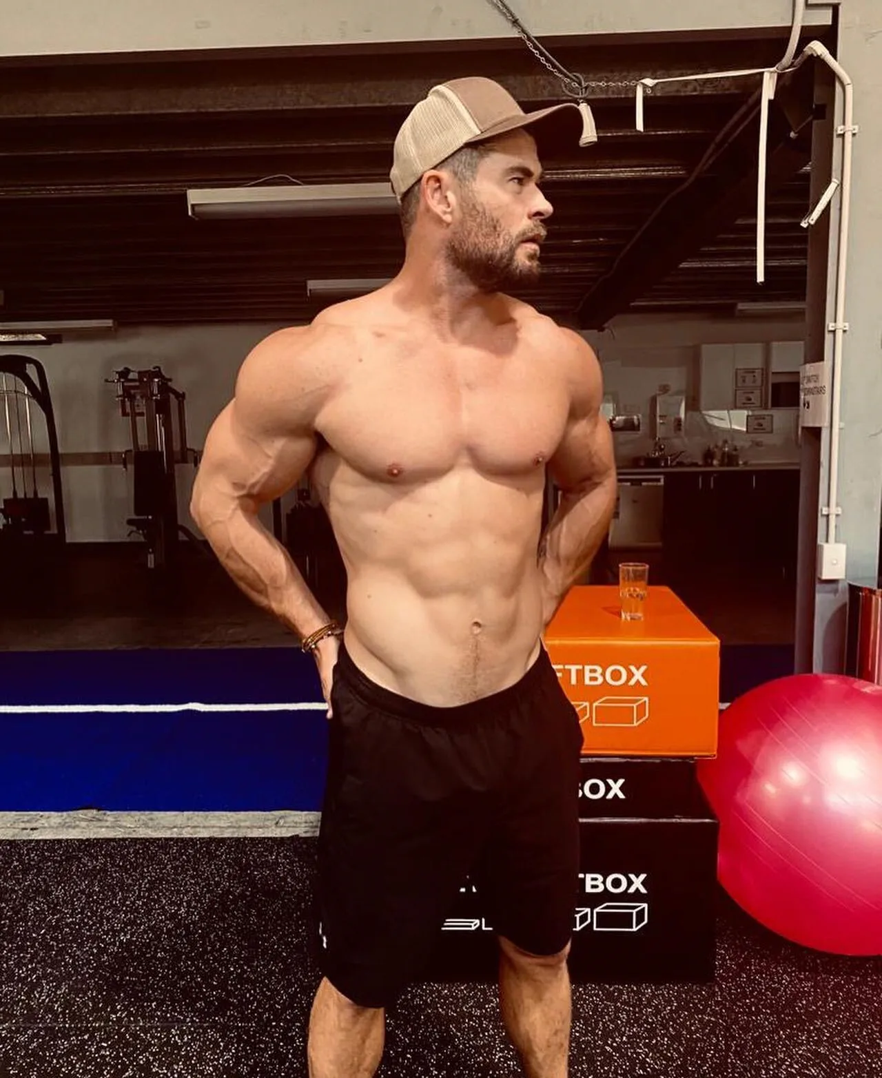 Chris Hemsworth shirtless