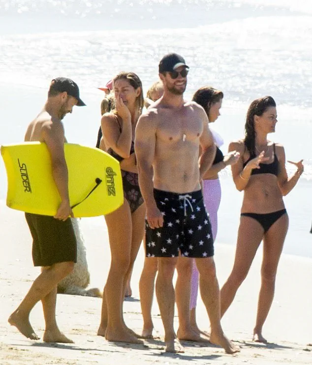 Chris Hemsworth nude