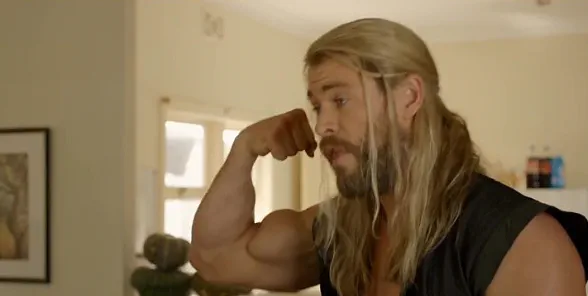 כריס המסוורת 'הראה את שריריו