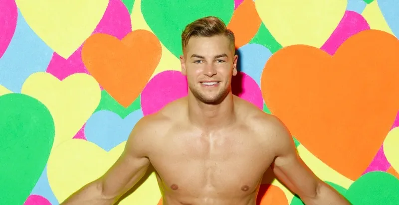 Chris Hughes montre un pénis vide et Žel