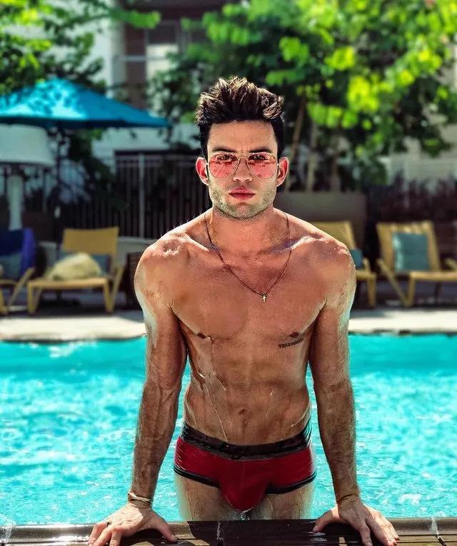 Chrisove slike in vrata so prazne in privlačne