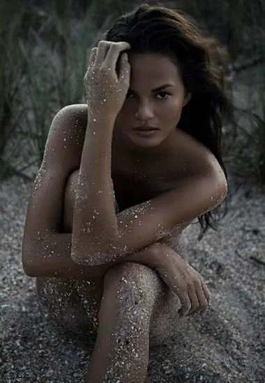 Chrissy Teigen phủ đầy cát