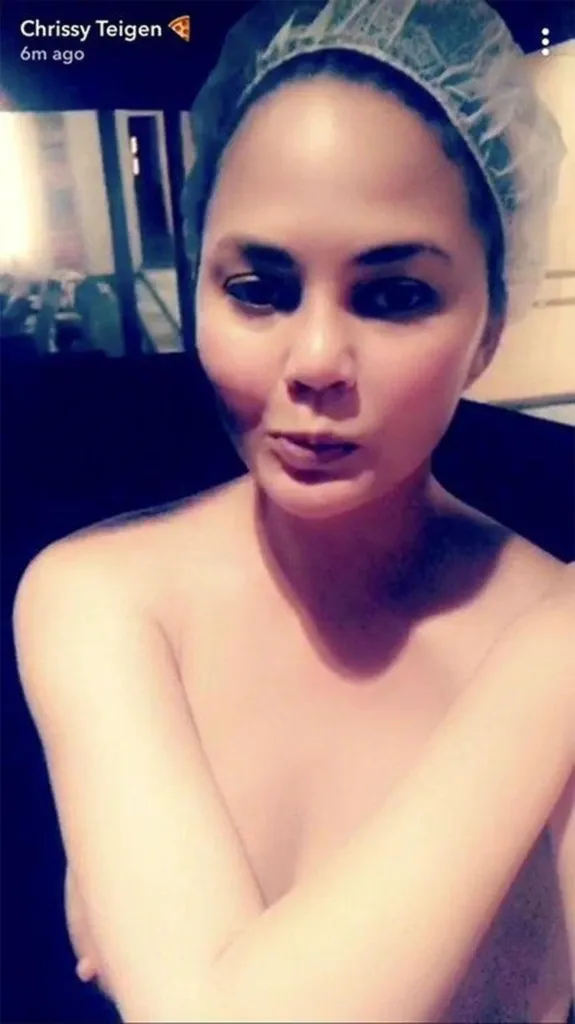 Chrissy Teigen nip trượt trên video snapchat