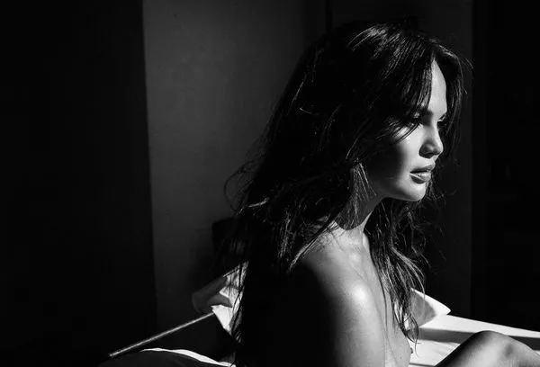 Núm vú Chrissy Teigen màu đen và trắng