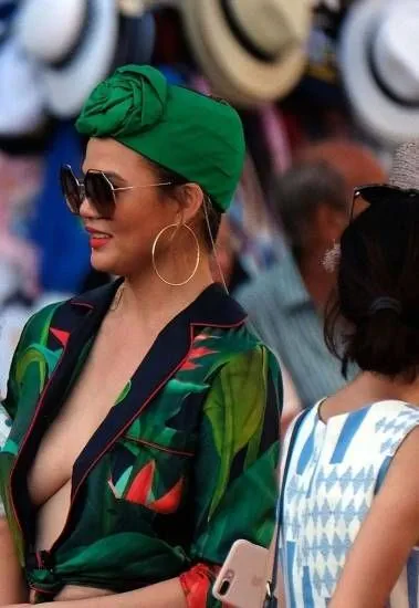 Chrissy Teigen ngực