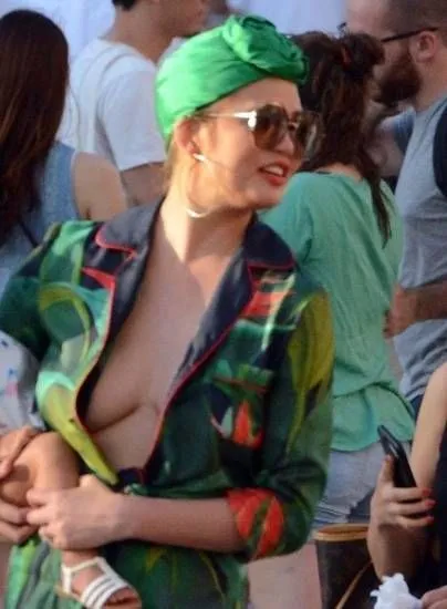 Khe hở sâu Chrissy Teigen