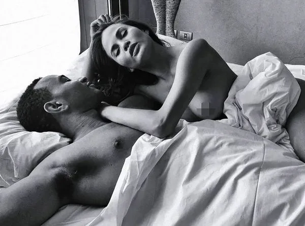 Chrissy Teigen ngực trần với huyền thoại john