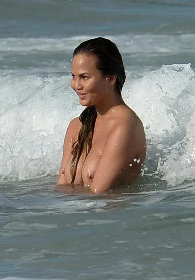 Chrissy Teigen nóng bỏng và ngực trần