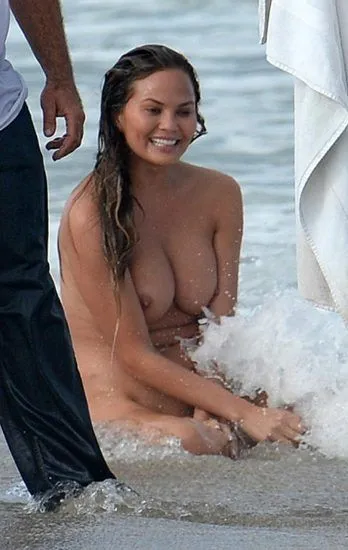Chrissy Teigen sexy và ngực trần
