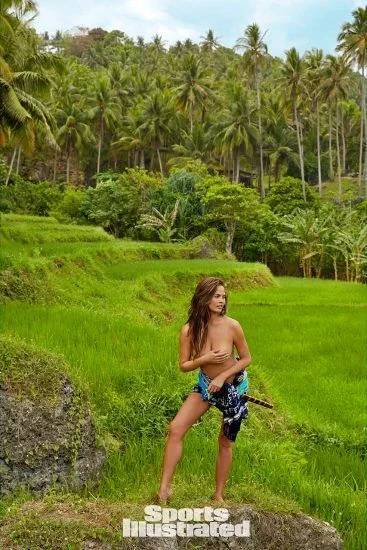 Chrissy Teigen che tits với tay