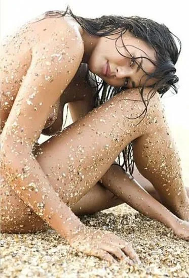 Chrissy Teigen núm vú nhìn trộm trên bãi biển