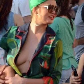 Chrissy Teigen hluboký výstřih