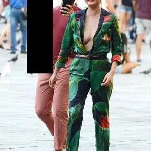 02-Chrissy-Teigen-Braless-bradavky