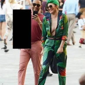 03-Chrissy-Teigen-Braless-bradavky