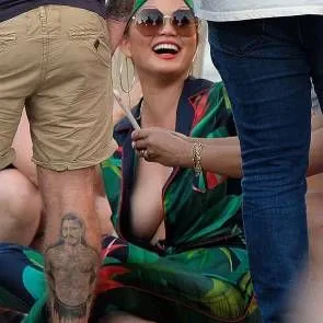 Chrissy Teigen Tvrdé bradavky při chůzi Braless