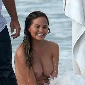 Chrissy Teigen σέξι και τόπλες