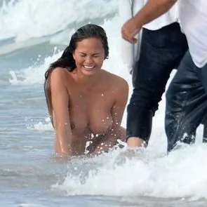 Ο Chrissy Teigen θέτει τόπλες